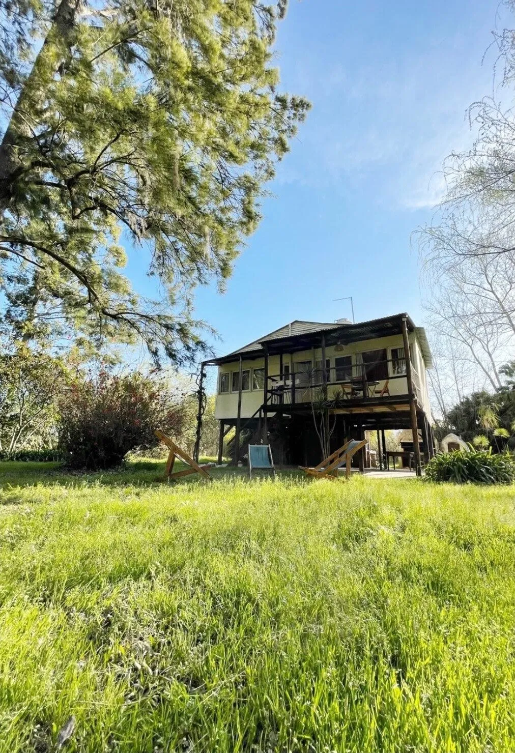 Bellavista 1, sobre pilotes, con el parque al frente
